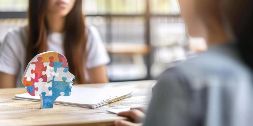 Sala Montessori com materiais sensoriais organizados em prateleiras baixas